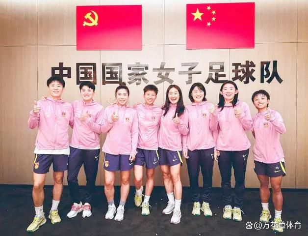 拿刷子刷美国女孩的脚底板心